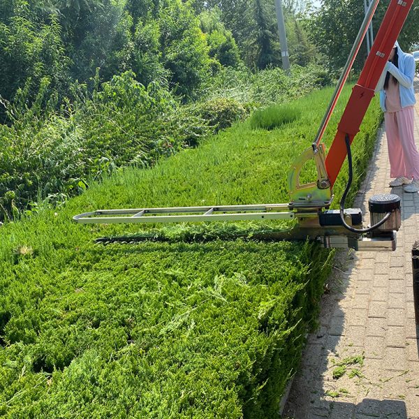 场景图22 City Roadside Green Belt Trimmer Ride-on Trimmer Fully Automatic Hedge Trimmer Lawn Mower