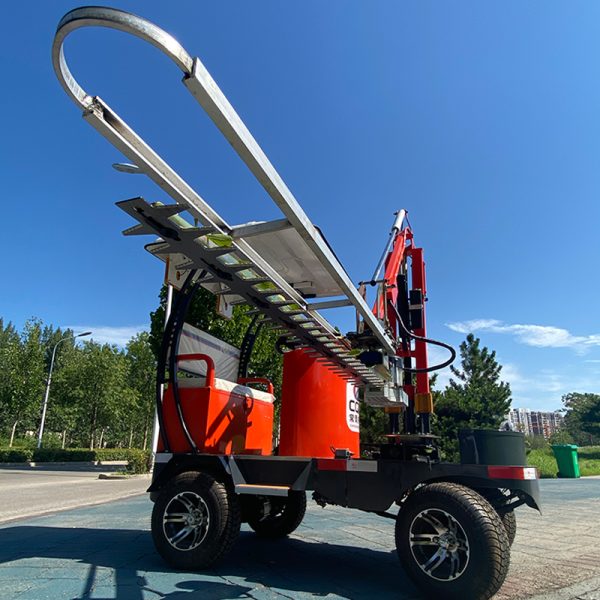 场景图43 City Roadside Green Belt Trimmer Ride-on Trimmer Fully Automatic Hedge Trimmer Lawn Mower